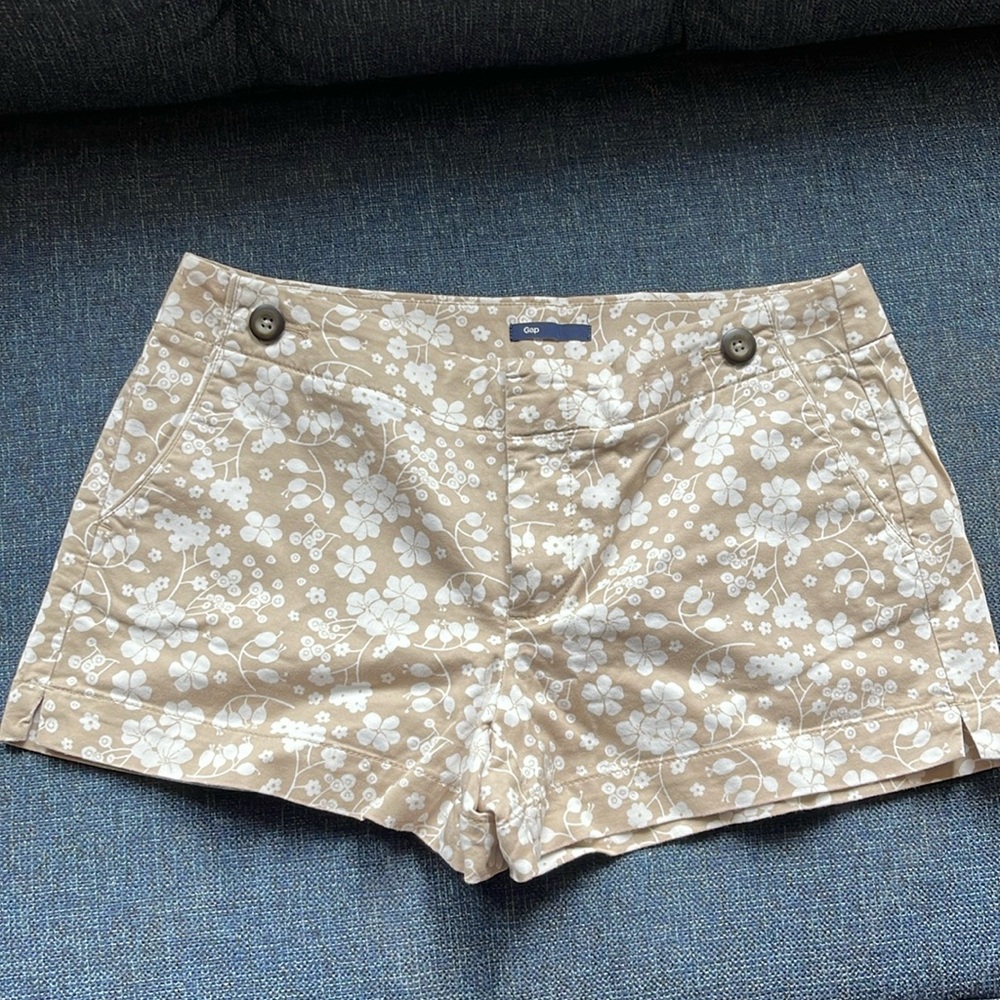 GAP SHORTS SIZE 4